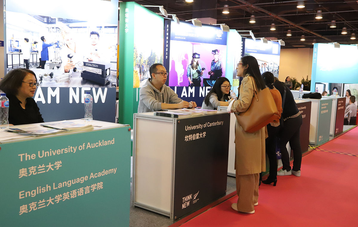 假设今年你作为一名开发者要来参观本次的开发者节并参观所有的展位每个展位参观的时间不完全相同最小时间单位为分钟但总时长等于3个小时且上午参观一个小时、下午参观两个小时。现已知参观的展位数为N每个展位标记为1、2、、N且每个展位参观的时间分别为M1M2Mn分钟那么在满足上午参观的展位的总时间等于60分钟、下午参观的展位的总时间等于120分钟的条件下请给出所有可能的参观方案个数。请帮我写出对应的pyth