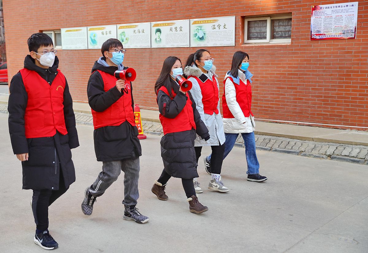 请帮我写一份研究生社会实践报告社会实践的具体内容是参加了2022年12月份的三次重庆市万州区疫情防控志愿服务活动该工作内容包括配合医护人员对群众进行核酸采样检测、为群众派送疫情期间需要的物资、向群众宣传最新的防疫政策增强社区疫情防控力量为打赢疫情防控战役做出了自己的贡献。需要撰写的报告内容包含实践介绍、心得体会、存在的问题和思考与建议字数在3000-4000字。