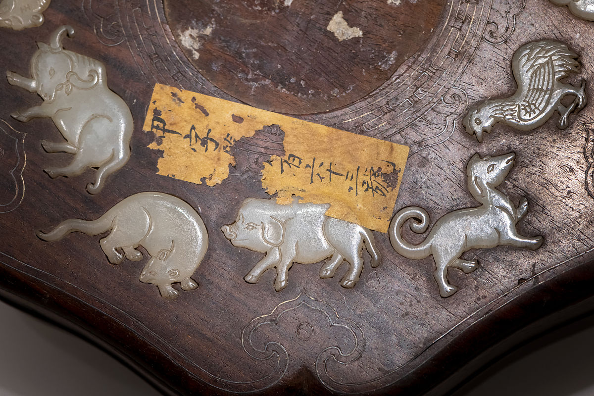 1995年乙亥年生肖猪八字命理解析：桃花正缘何时出现？