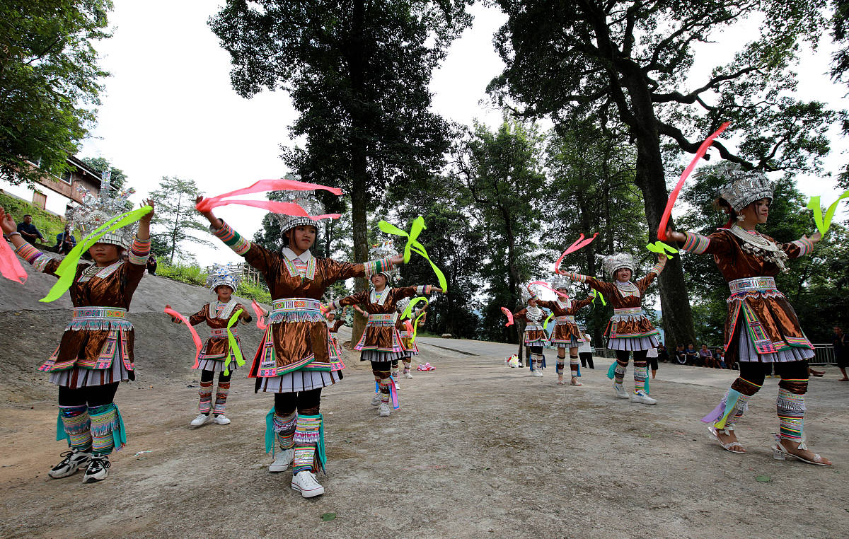 2021年7月21日,在贵州黔东南,从江县翠里乡滚合村,苗族姑娘在跳民族舞