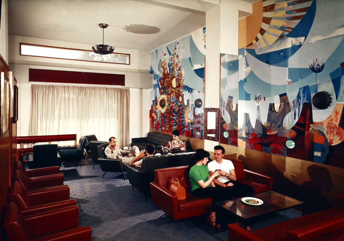 1960年代,英国,酒店酒吧或休息室内,人们在装饰有壁画