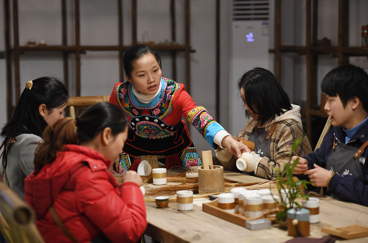 2019年1月27日,贵州赤水,杨昌芹(中)在指导学徒制作竹编.