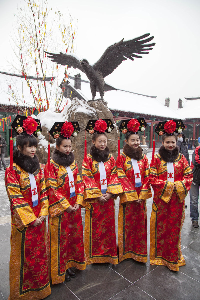  2016年11月12日,游客在吉林市满族博物馆与格格们喜过"颁金节".