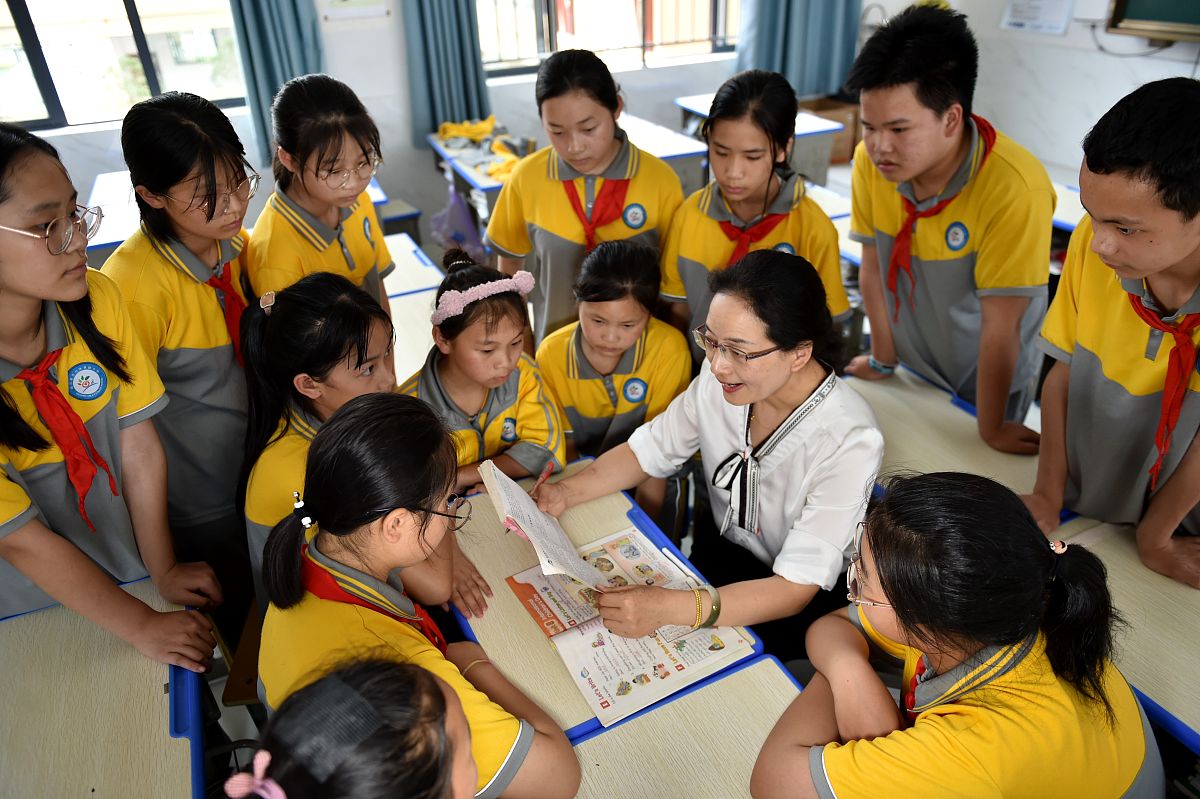 小学实习周报：英语和科学教学、课外活动及反思