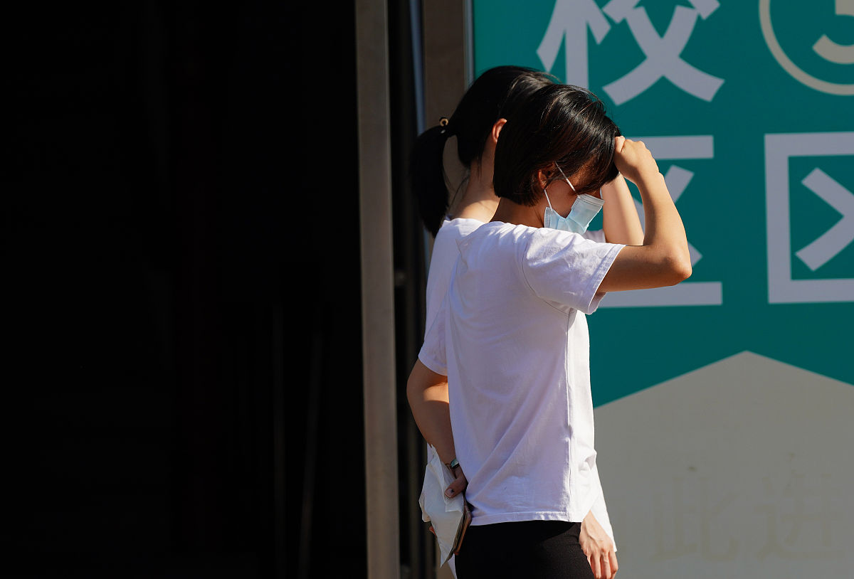 2020年7月16日,东莞,有不少市民出门的时候都做好了防暑降温的工作.