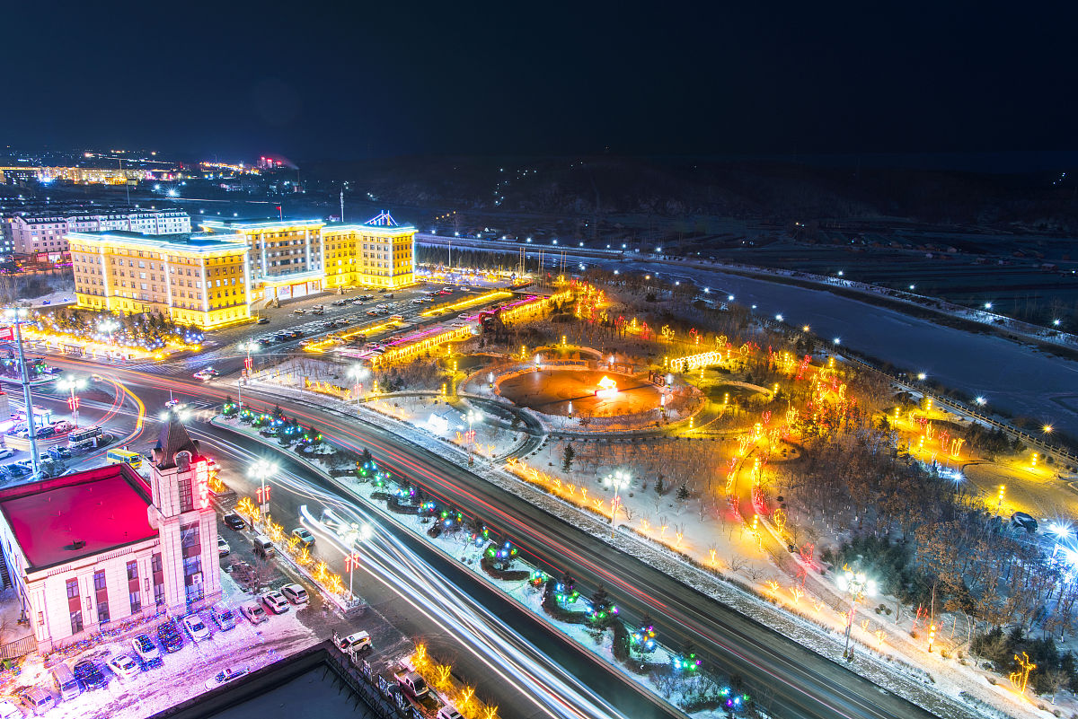 2021年2月18日,吉林省舒兰市滨河大街五彩缤纷的美丽夜晚景色.