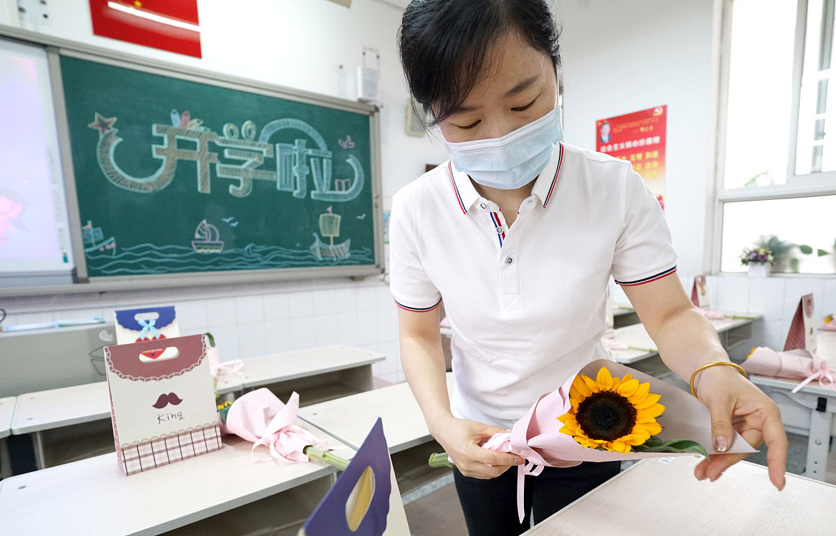 七年级班主任育人故事案例2000字男生迟到老师送闹钟提醒起床学生喜欢种向日葵鼓励学生