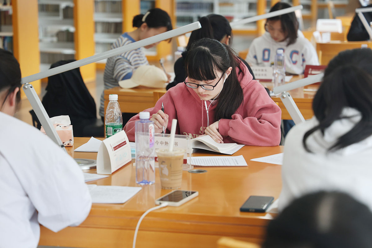 硕士研究生回访课题组，分享科研经验：从研一到毕业全流程指南