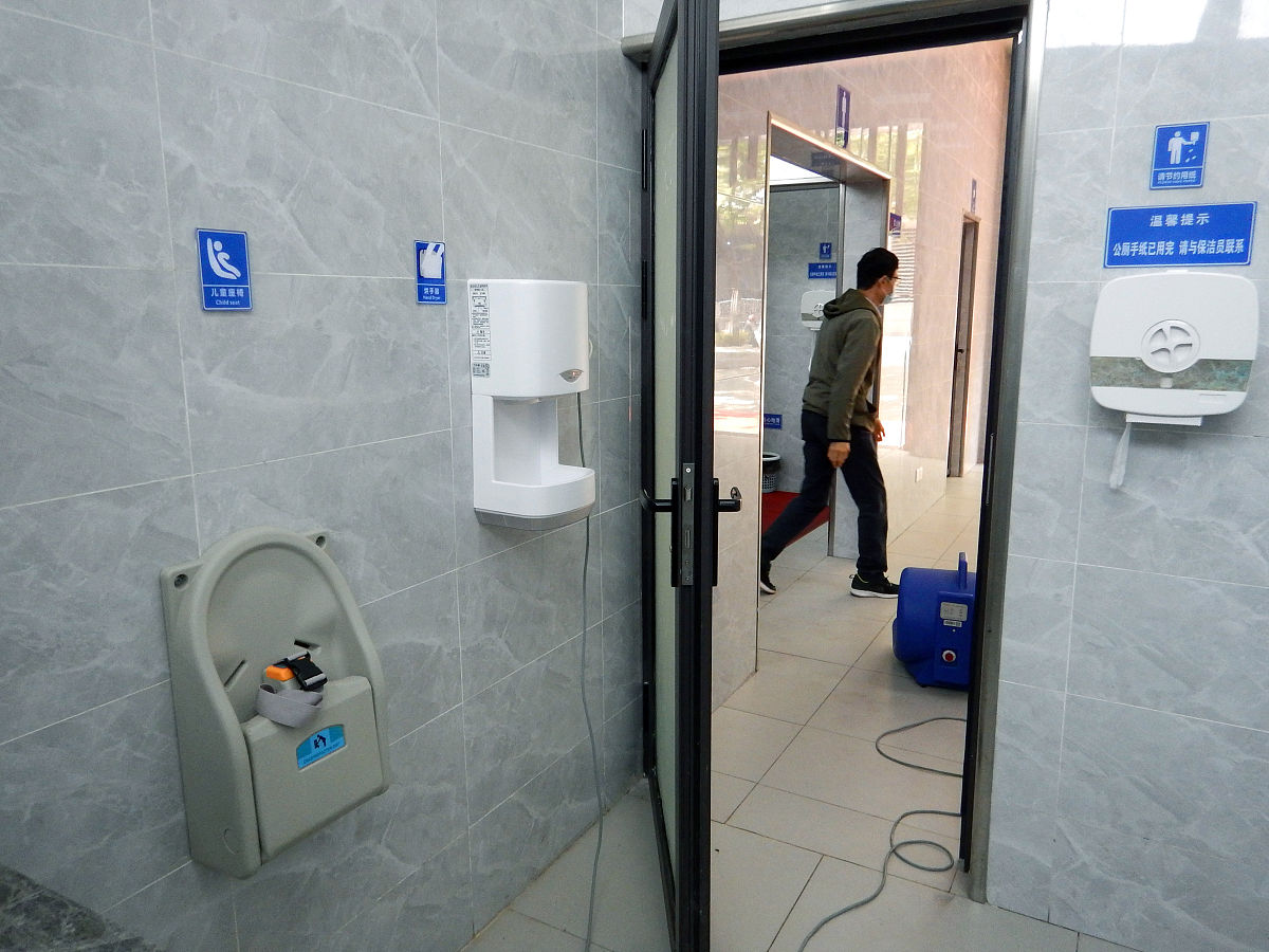 女厕问题：设施不足、规划不合理、性别歧视等原因分析