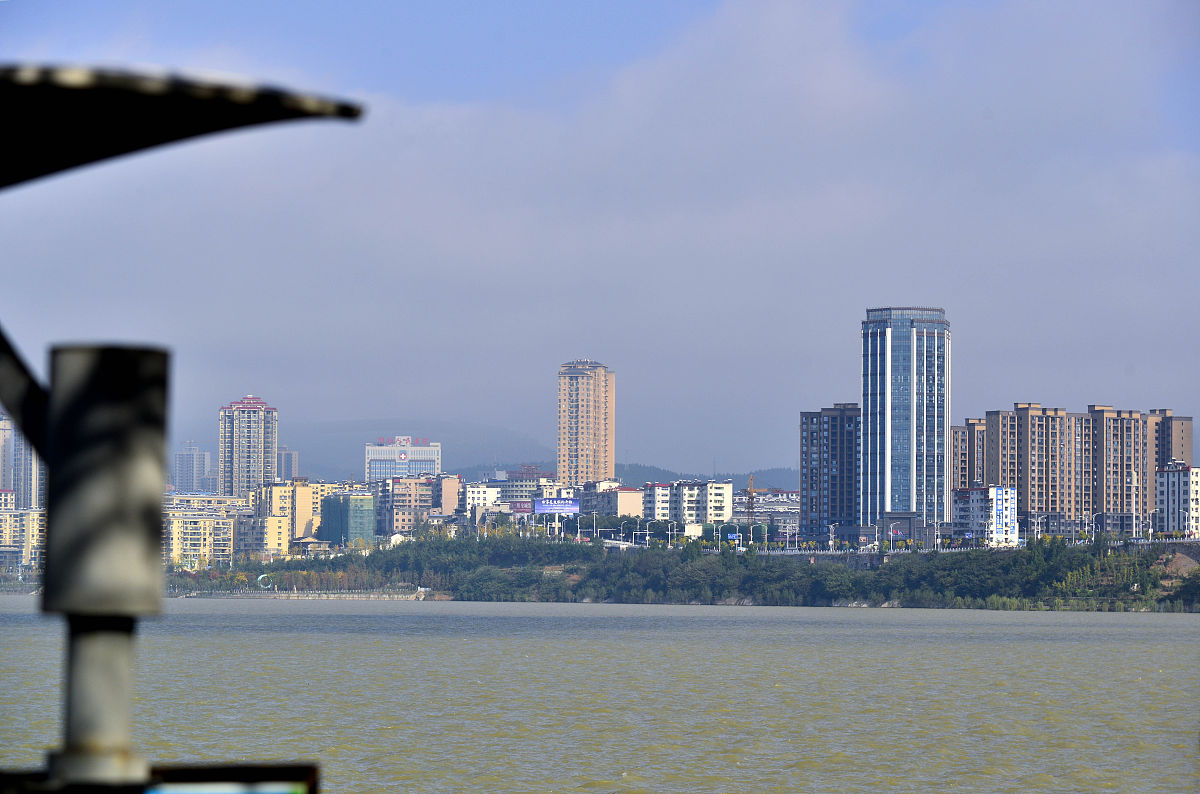 2021年10月30日,湖北十堰郧阳汉江流域汉水浩瀚,碧波荡漾,浓浓秋色中