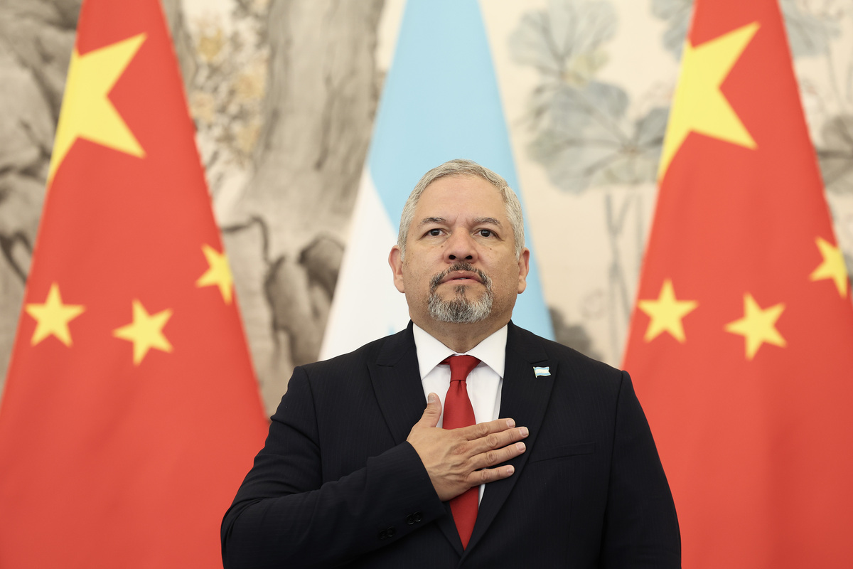 你作为一名今日头条作者请你以此句中国防长直接来到北约家门口反击北约东扩解放军用行动说话为中心句用军事风格的写作风格根据下面的文案写一篇2000字的原创文章。所有信息都不要省略每两个大段前面都加上小标题开头不用取小标题。文案：近日我国防长李尚福访问白俄罗斯与白俄罗斯国防部领导人举行会谈共同讨论军事领域的双边合作并将共同参观白俄罗斯武装部队的一系列军事设施。在会见白俄罗斯防长赫列宁时我国防长李尚福表示