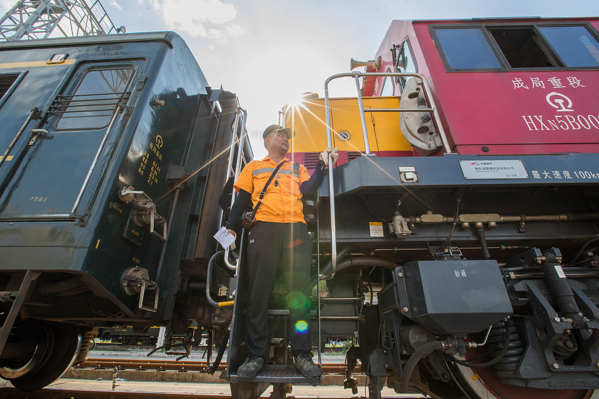 温州列车追尾事件原因据报道温州列车追尾事件发生于2011年7月23日当时两列高速列车在浙江省温州市境内相撞造成40人死亡172人受伤。调查结果显示该事件的主要原因是信号系统故障。当时一列高速列车行驶过程中信号系统发生故障导致信号灯变成了红色但列车并没有停车。另一列高速列车也在同一线路上行驶由于信号灯显示绿色该列车没有减速最终导致了两列列车的相撞。此外调查还发现事故中的一些人员存在管理失误和不当操作