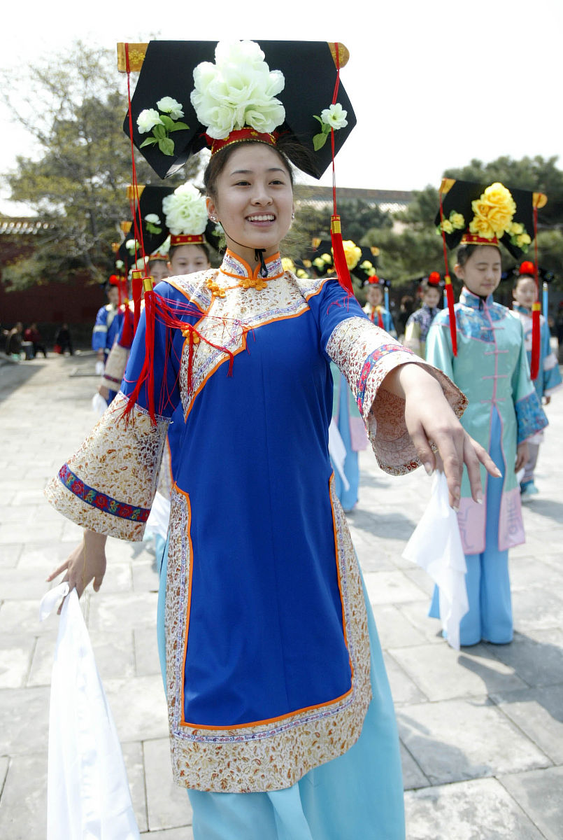 2005年4月18日,已经创建380年的沈阳故宫内正在预演700人参与的大型宫