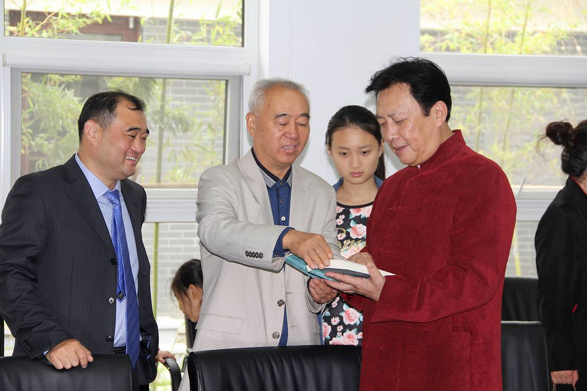 2015年10月18日,山东滨州,唐国强出席其代言的一家别墅开盘仪式. 唐国