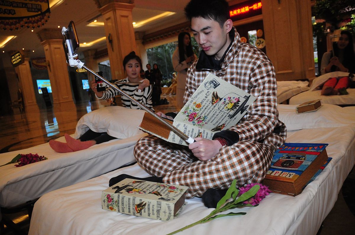 各位家人们 马上就要下播了 喜欢我的家人可以点点关注 这样明天开播 大家能第一时间收到开播提醒。 明天晚上 8 点 我们直播间不见不散！