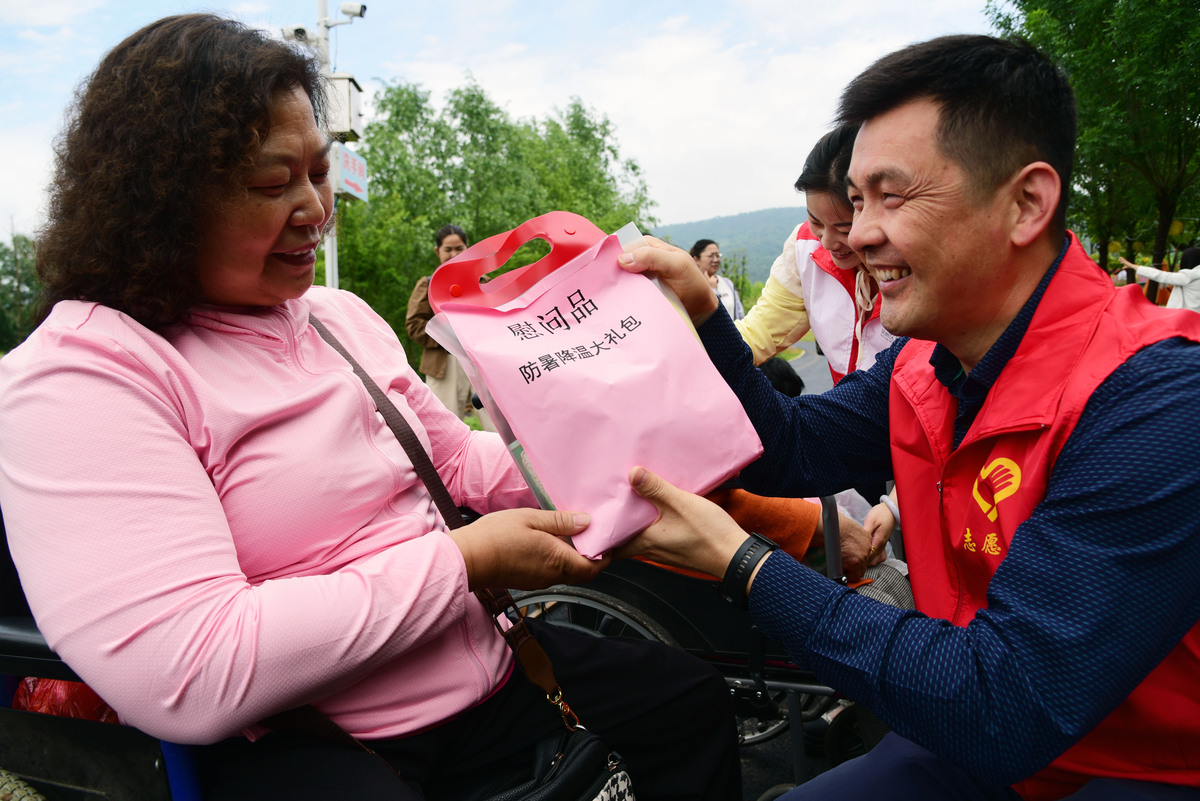歌颂陈凌云这个女大学生无私奉献