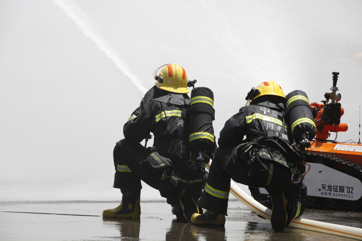 消防员：城市守护者，生命安全的保障