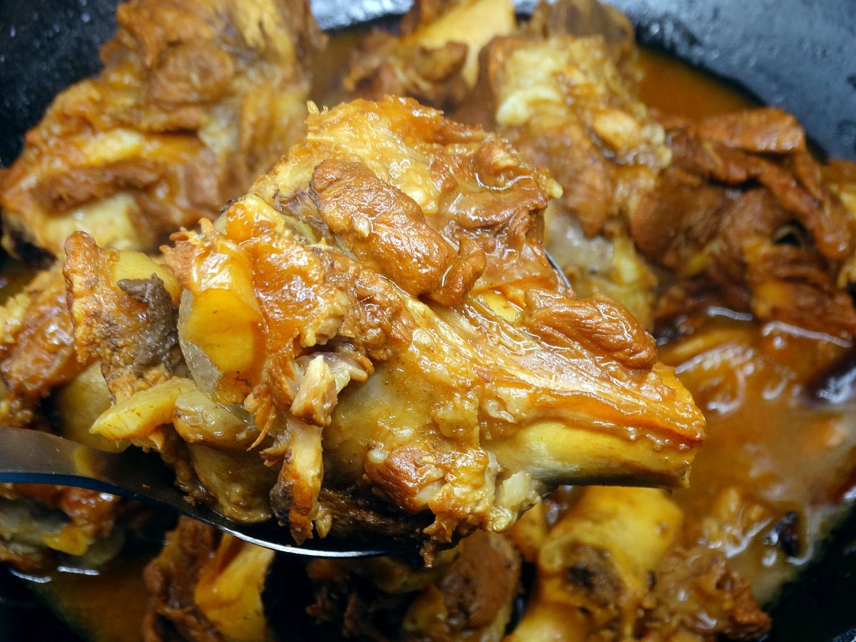 你是一个售卖大酱骨子的店家为了你的商品能够畅销请为该店编写一个有文化底蕴的故事