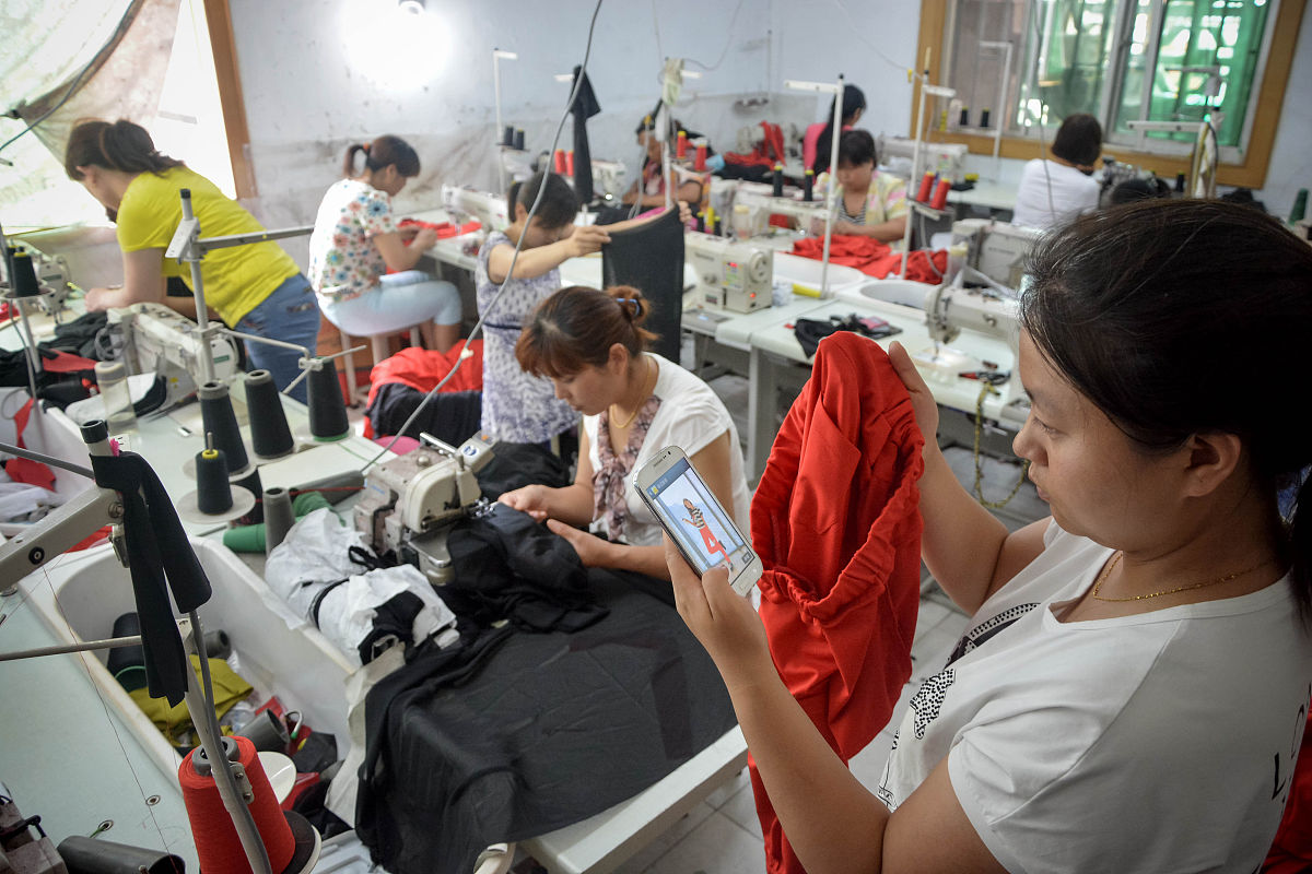 2015年6月26日,河南省宜阳县,胡亚楠大学毕业后开了一家店铺卖女装,她
