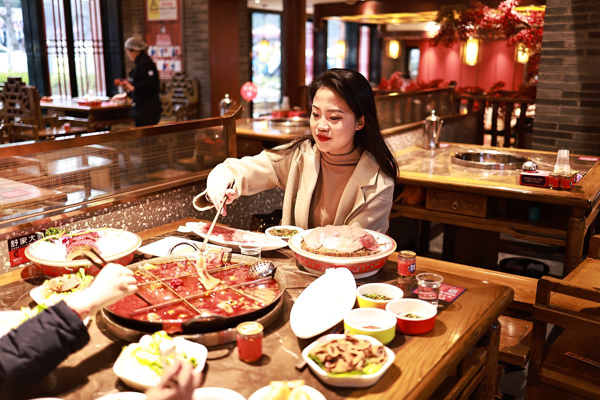 码头故事火锅：探店体验，浓郁川味，特色食材，欲罢不能
