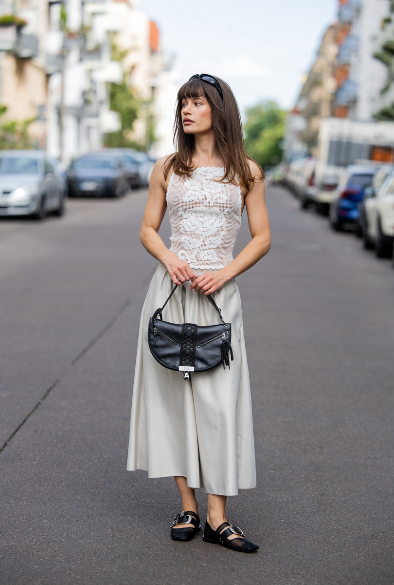 帮我撰写一篇夏日时尚文案。关键词：休闲户外感穿搭服饰简约整洁红白撞色圆领运动衫男孩帅气阳光、白色翻领拼接蓝色条纹上衣、女孩俏皮可爱、简洁绿色POLO衫随性大方