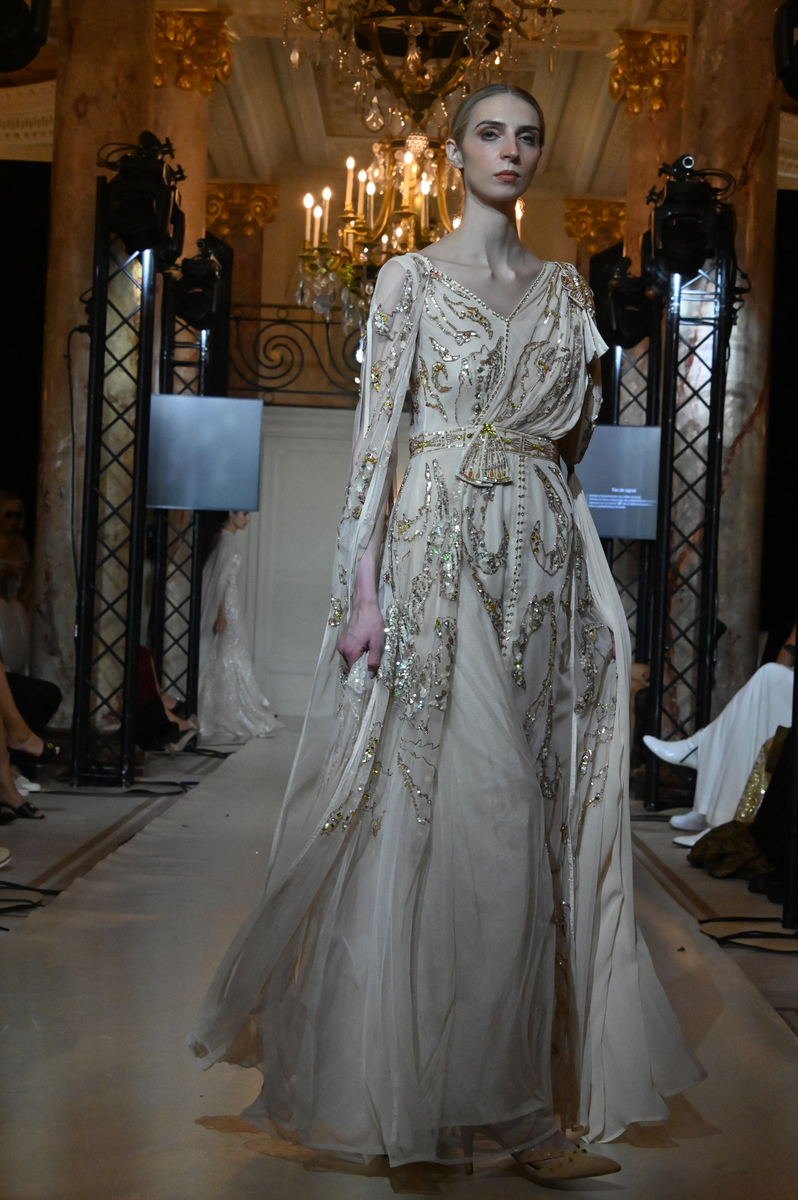 以玫瑰诗歌作为主题编写一篇阿玛尼2023秋冬高定的时尚资讯不少于六百字