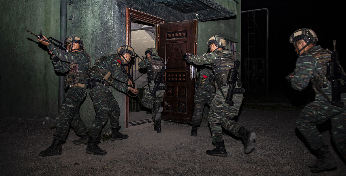 用英语写暗区突围的报道100词