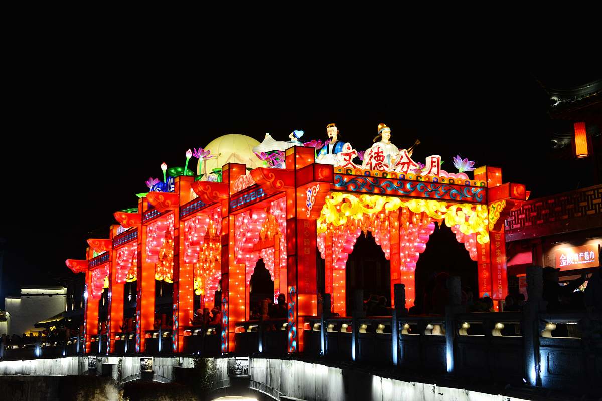 《奋进新时代致敬劳动者》读后感：致敬平凡中的伟大