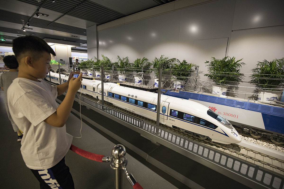 描述CRH2型动车组空调系统的冷气输送过程