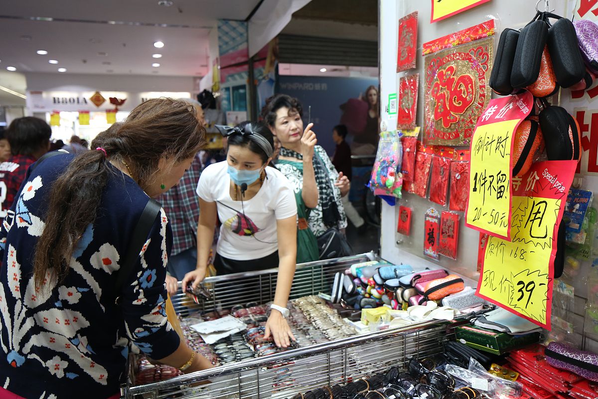 2018年9月27日,北京官园批发市场进入关门闭市倒计时,商家清仓大甩卖,