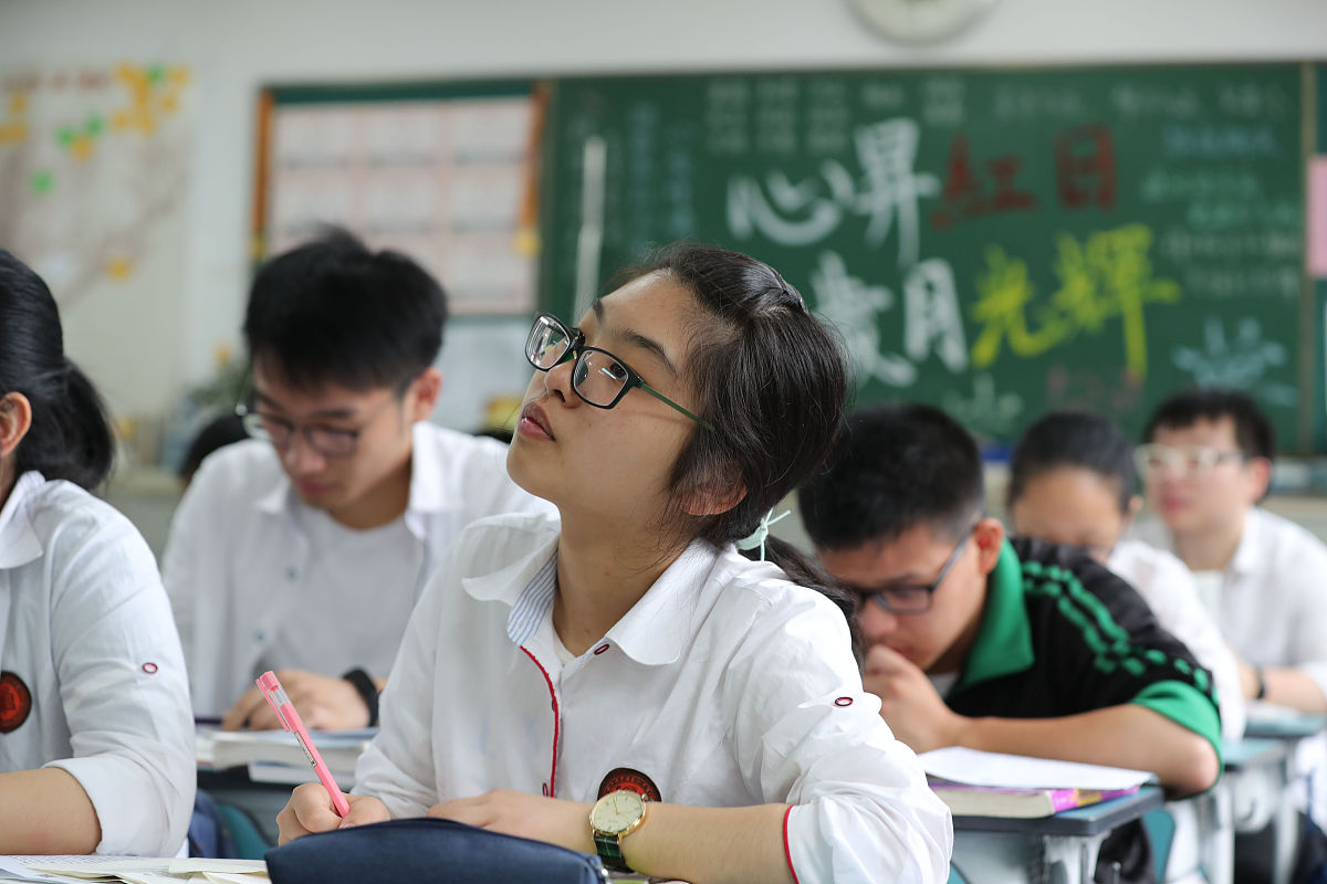2018年6月4日,浙江省宁波二中,高三的同学在进行最后的紧张复习中.(宁