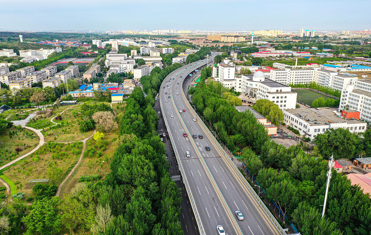 2021年5月16日,沈阳,东西快速干道周边街道宽阔整洁,绿树成荫.