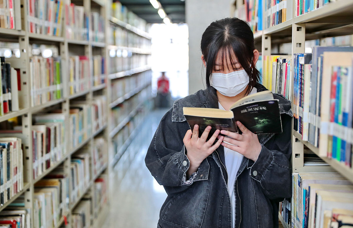 换一种描述1 实现图书馆的查询功能包括按照书籍分类、书名、作者等多方面进行查询以方便读者用户和图书馆工作人员进行图书查询和管理；2 创建读者用户借阅证的数据库以方便系统管理员进行读者用户的有效管理；3 创建图书管理员的数据库以方便系统管理员对每个图书管理员进行管理保护数据库的安全；4 实现图书馆管理人员对新书入库和旧书注销的简单处理以便进行进货管理。