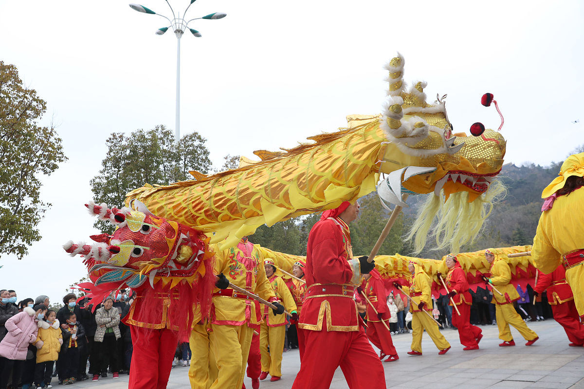 围绕中国特色社会主义进入新时代以来中国经济或中国文化或中国社会方面生成一篇社会调查报告。要有标题调察时间调查地点和调查内容以及对调查对象的分析。