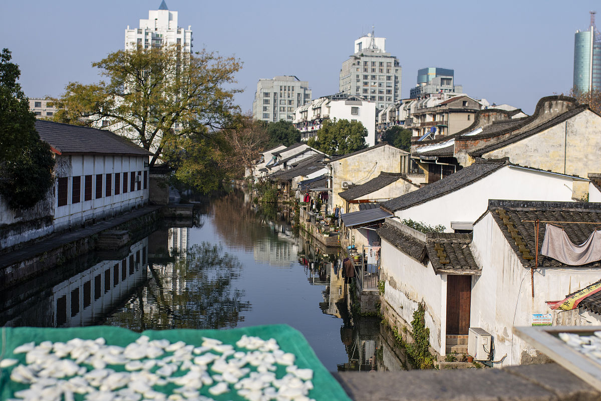 2020年12月20日,浙江绍兴,冬日绍兴河沿老街.