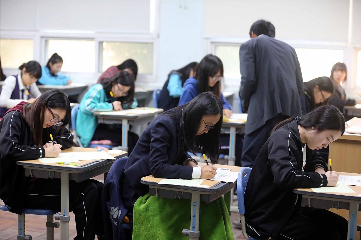 当地时间2013年11月7日,韩国首尔,韩国今日高考,考场内气氛紧张.