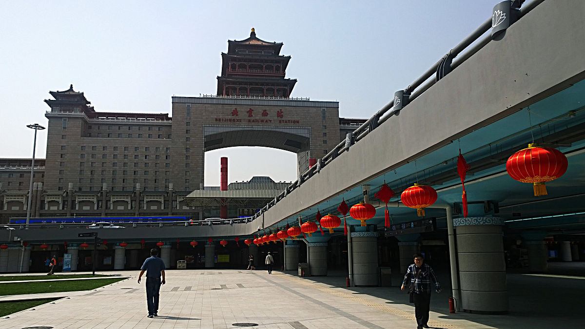 2017年4月30日,北京西站地区北部下沉广场已具备正常通行条件,"五一"