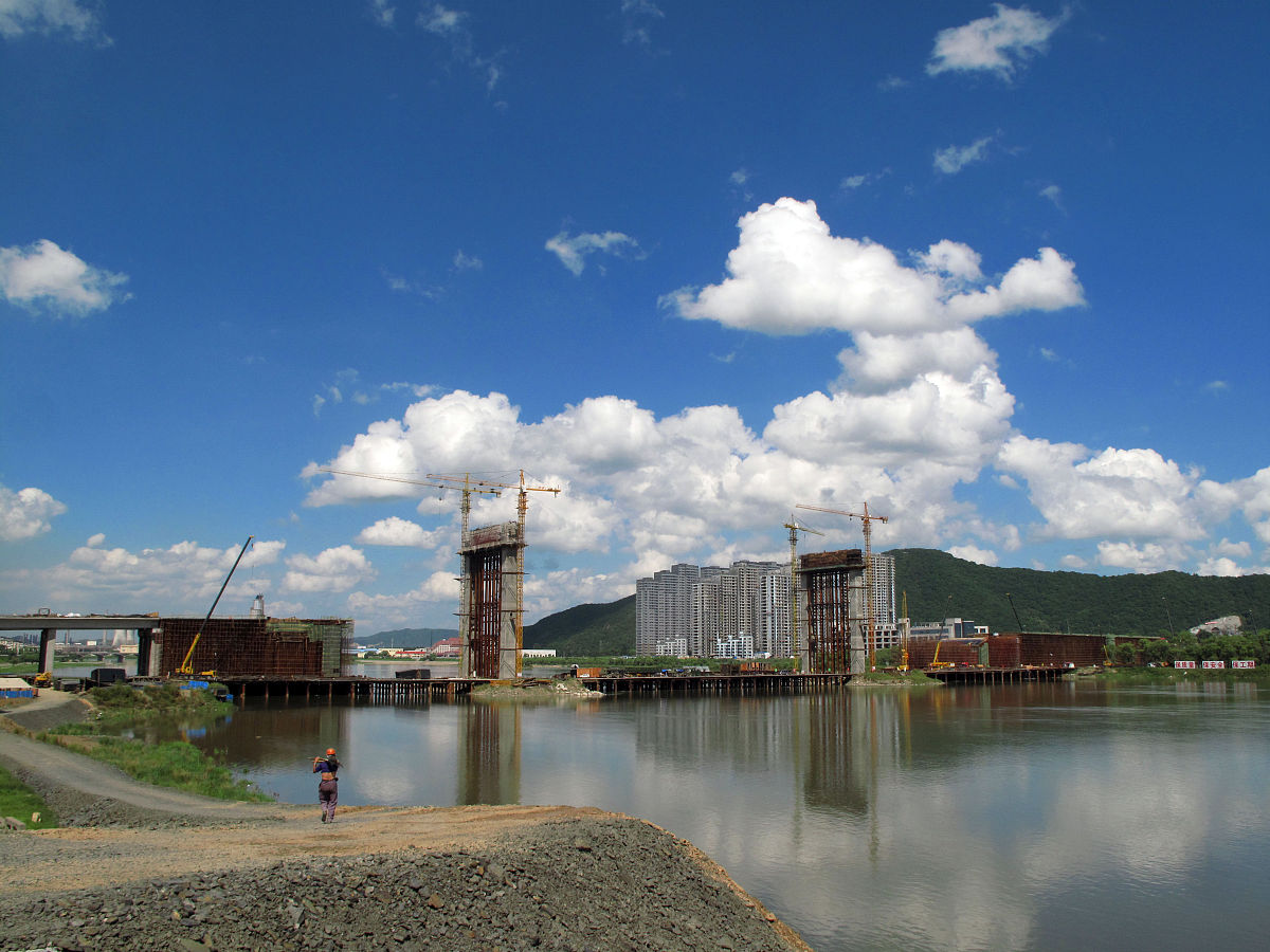 2012年8月25日,吉林省吉林市,建设中的雾凇大桥.+++_+++雾凇大桥,工地