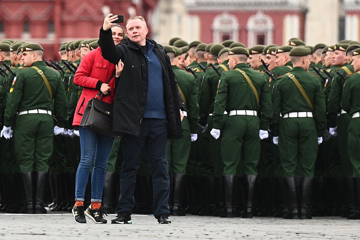 阅兵现场普京带领万人方阵喊乌拉
