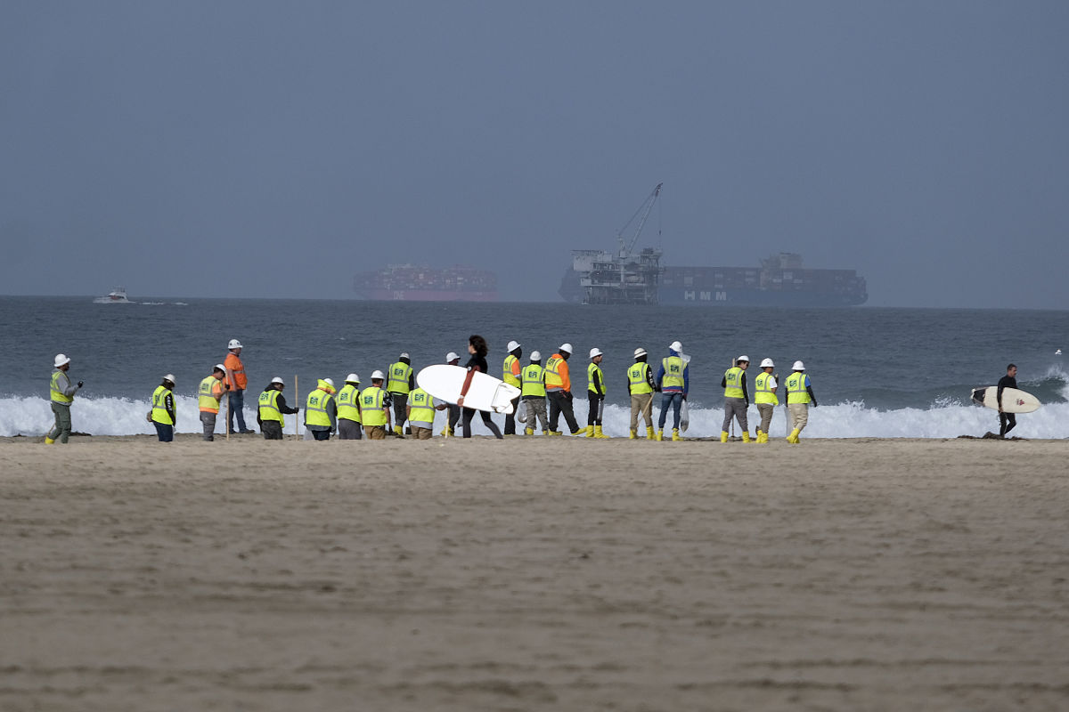当地时间2021年10月11日,美国加利福尼亚州亨廷顿海滩,当地的海洋清理