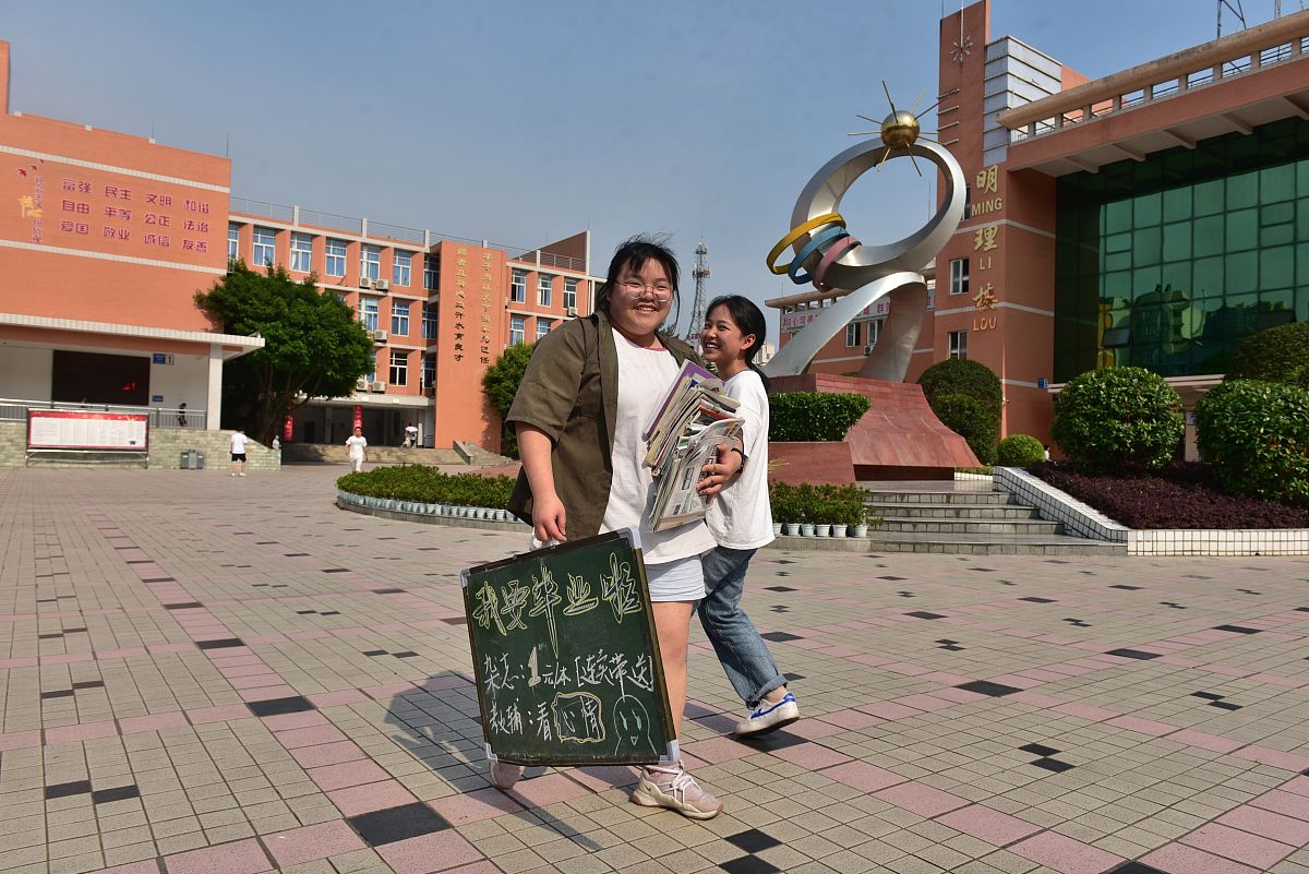 2019年6月4日,四川内江,两名高三学生准备将书籍,杂志出售给学弟学妹.