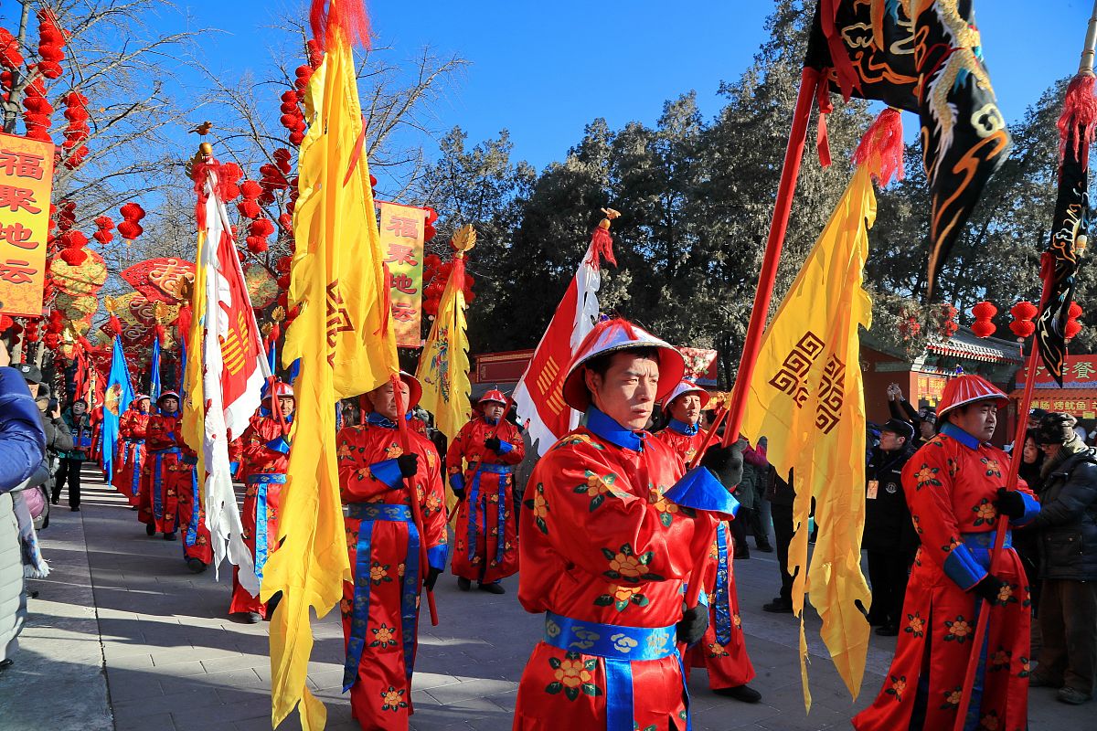 2018年2月16日,北京地坛庙会演员们进行仿清祭地表演.