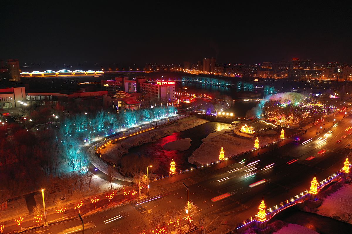 2021年2月26日,是元宵佳节,当晚,新疆博乐市主要街道上彩灯绽放,绚丽