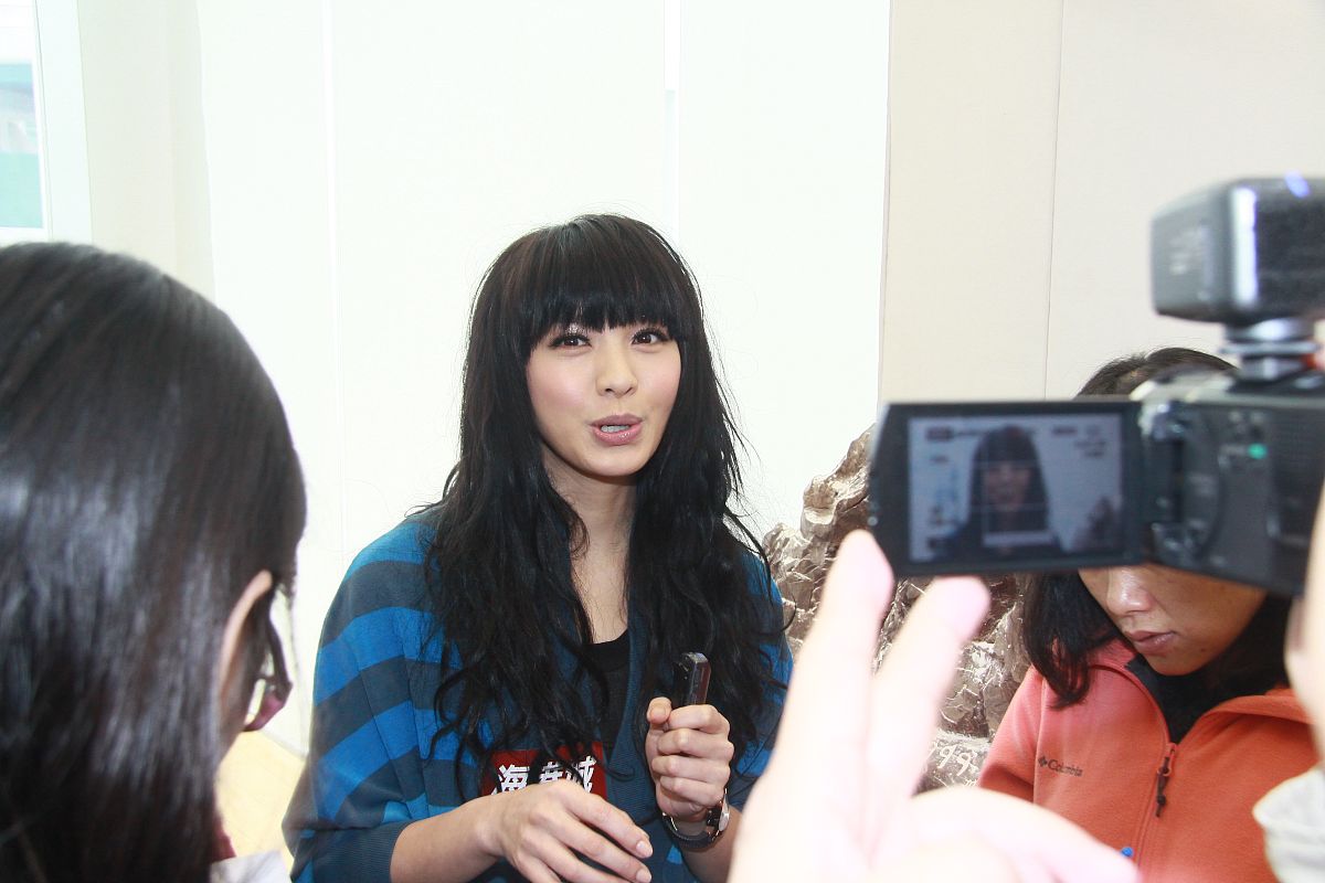 2011年1月24日,香港,官恩娜现身海港城宣传活动.+++_+++宣传活动,开衫