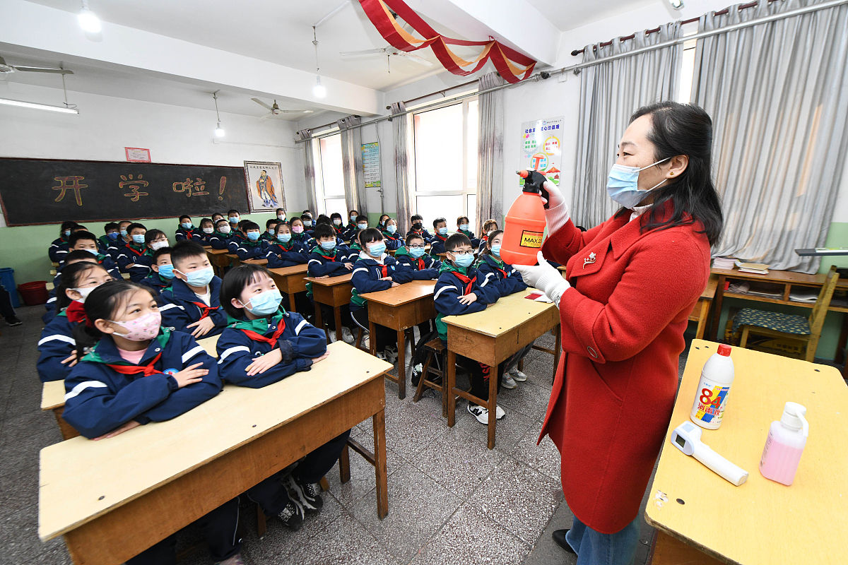 帮我用中文降重并且改写这段话 在完成毕业设计期间麻风梅老师给予了我无私的帮助解决了我遇到的许多难题。我在此向麻风梅老师表达感谢之情感谢老师在毕业设计期间的细心指导为我提供了极大的帮助。同时我也感谢大学几年来传授知识的老师们正是他们的悉心教导让我具备了完成毕业设计的技术积累。