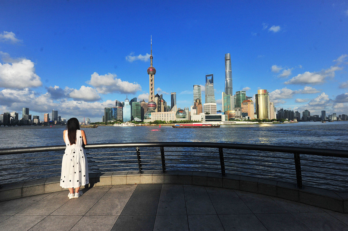 2021年8月6日,上海外滩风景区,受台风"卢碧"的外围云系影响,持续迎来"