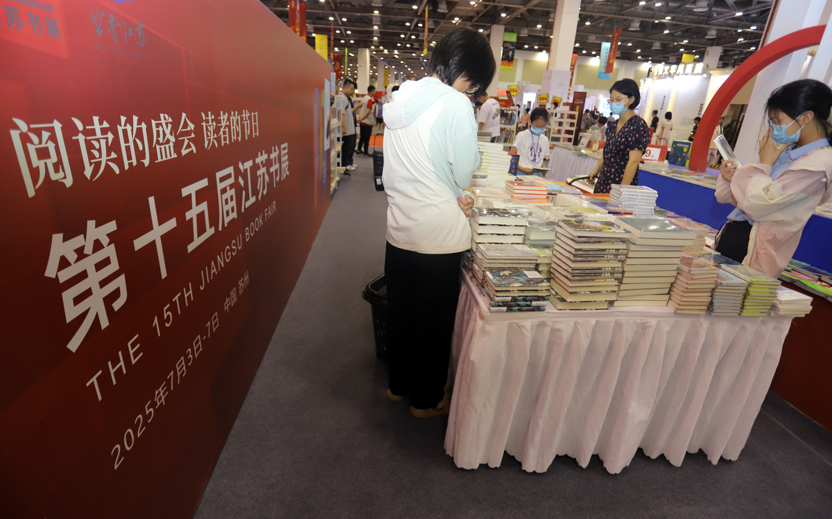 重写以下文字使其自然：首都图书馆为保障用户参与到图书馆的各项工作与服务中积极实行了相应措施。首都图书馆为用户举办了多种用户活动主要由讲座、展览、培训、放映、演出、阅读推广等活动形式构成2021年全年共举办读者活动1122场、1372万参与量。考虑到新冠疫情影响首都图书馆在2021年及时调整活动内容和形式重点举办线上活动573场1331万参与量举办线下活动549场41万参与量。举办成人读者活动446