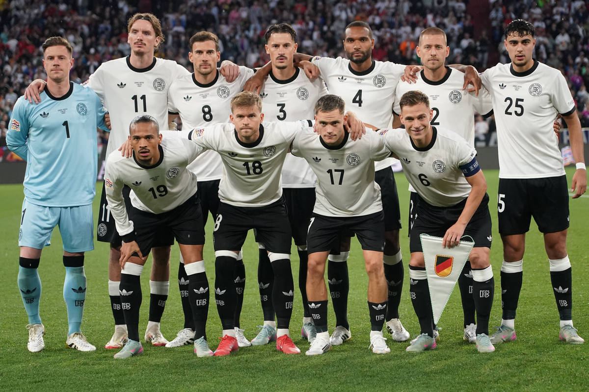 英格兰足球队的手球门事件2010年世界杯足球比赛中英格兰队对阵德国队。在比赛中英格兰队的球员弗兰克·兰帕德的进球被裁判认定为没有进球。然而回放显示这是一个合法的进球这引发了一些关于技术在足球比赛中的使用问题以及有关裁判判罚的公正性的问题。