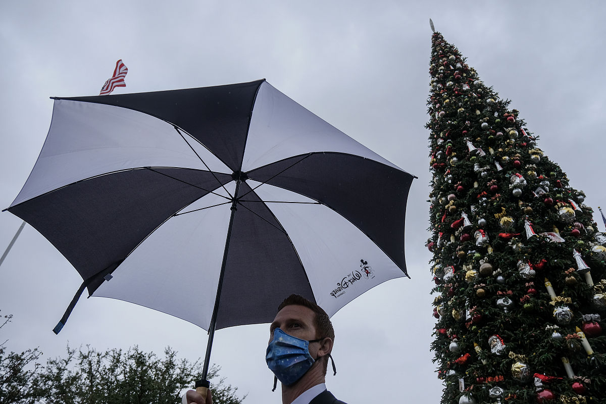 当地时间2021年12月27日,美国加利福尼亚州,加州遇大雪天气.a man wea