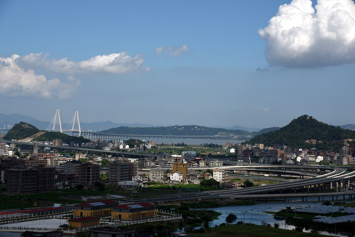 2018年9月1日,浙江温州,甬台温高速公路乐清湾大桥南塘枢纽全景.